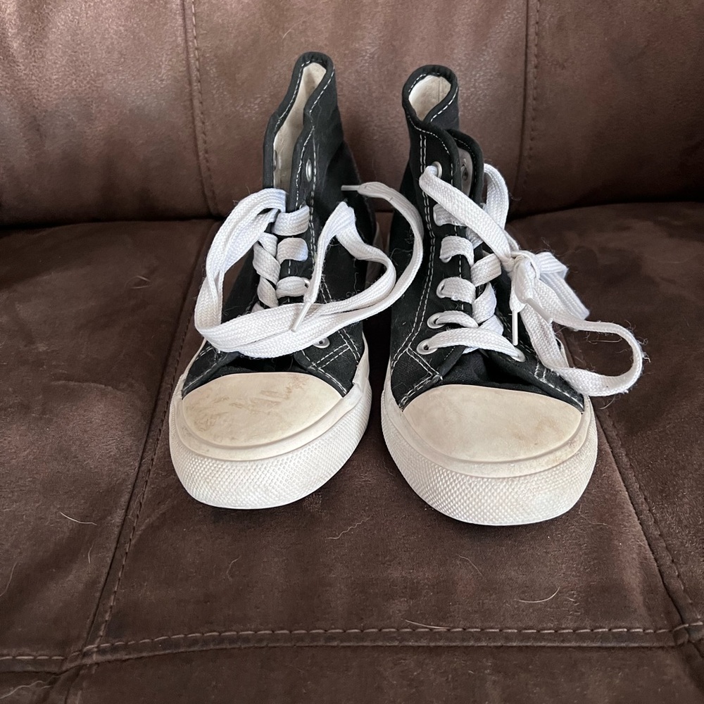 Chucks size 2 unisex!